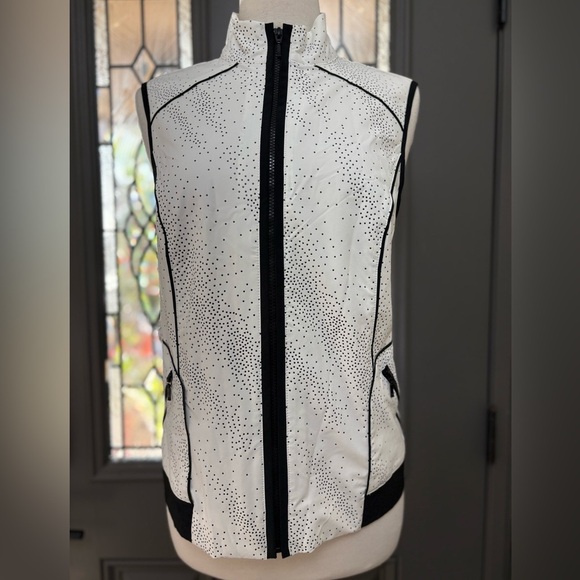 Chico’s ZENERGY Neema Travel Contrast Trim Zip-Up Vest - Picture 2 of 9